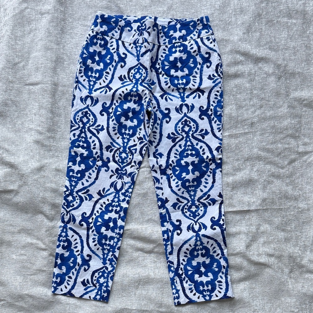 Chico’s So Slimming Blue and White Printed Cropped Pants Women’s Size 27 00